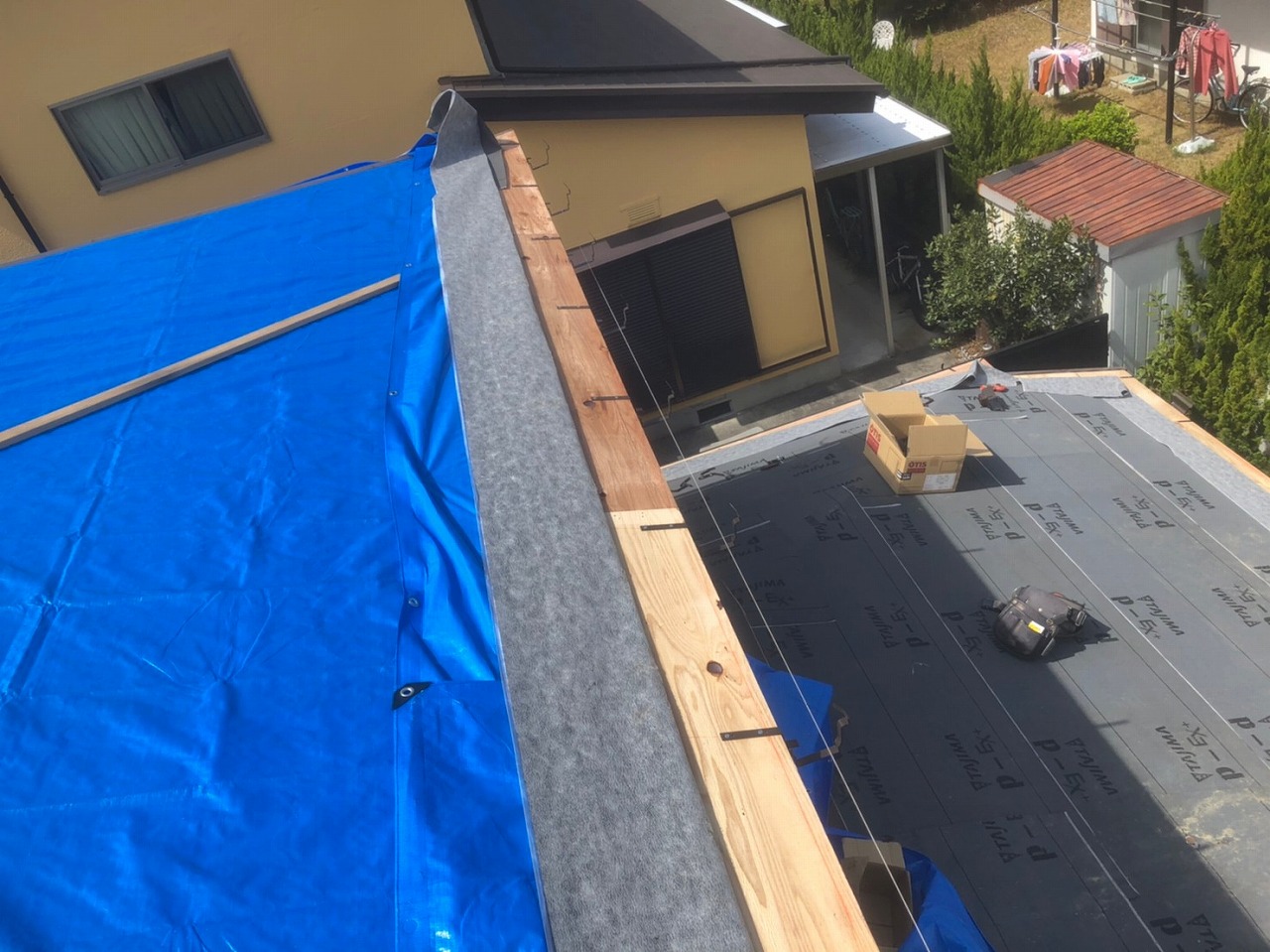 生駒市の葺き替え工事、大屋根の雨樋固定金具設置